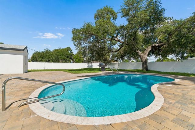 2102 W FERRIS AVENUE, Tampa, FL 33603