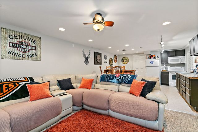 502 Vernon Drive, Oswego, IL 60543