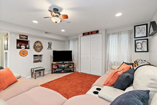 502 Vernon Drive, Oswego, IL 60543