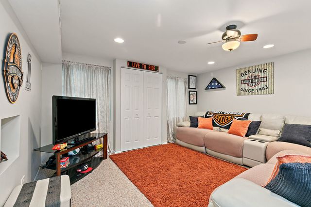 502 Vernon Drive, Oswego, IL 60543