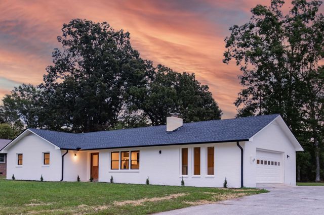 1221 Hillcrest Dr, Manchester, TN 37355