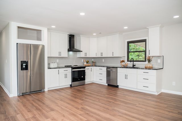 1221 Hillcrest Dr, Manchester, TN 37355