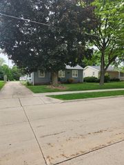 813 W 18TH AVENUE, Oshkosh, WI 54902