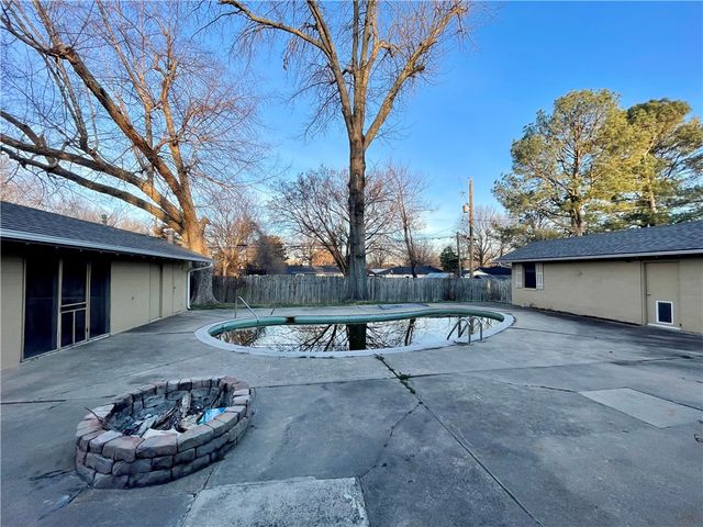 110 Rogers Circle Drive, Springdale, AR 72764