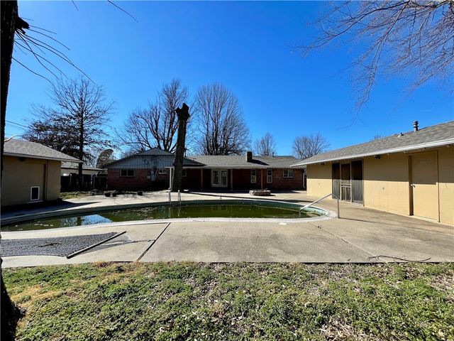 110 Rogers Circle Drive, Springdale, AR 72764