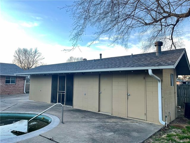 110 Rogers Circle Drive, Springdale, AR 72764