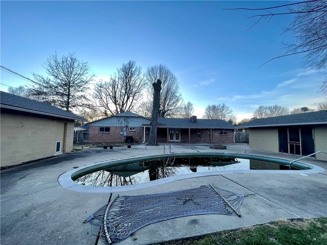 110 Rogers Circle Drive, Springdale, AR 72764