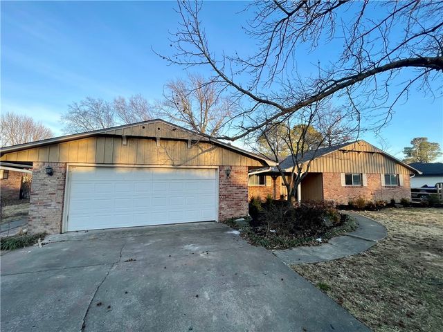 110 Rogers Circle Drive, Springdale, AR 72764