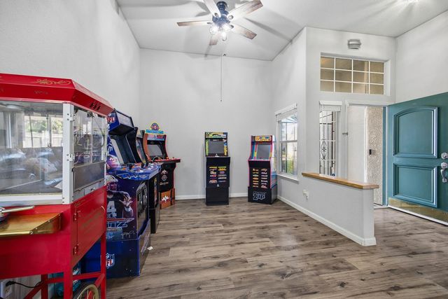 2271 E Niles Avenue, Fresno, CA 93720