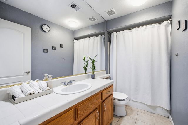 2271 E Niles Avenue, Fresno, CA 93720