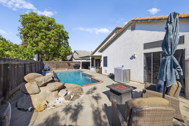 2271 E Niles Avenue, Fresno, CA 93720