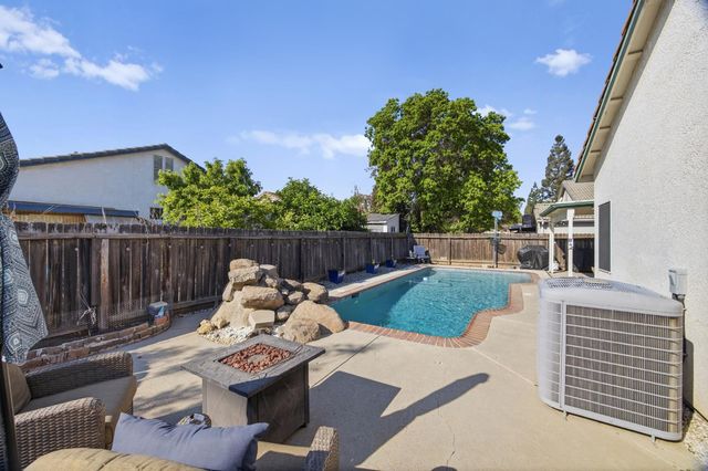 2271 E Niles Avenue, Fresno, CA 93720