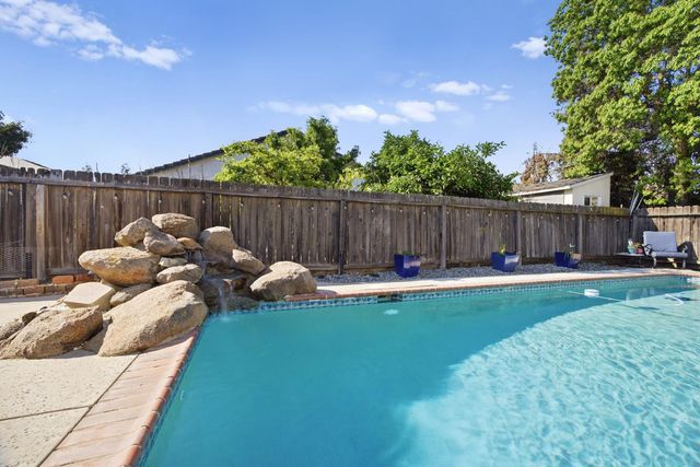 2271 E Niles Avenue, Fresno, CA 93720