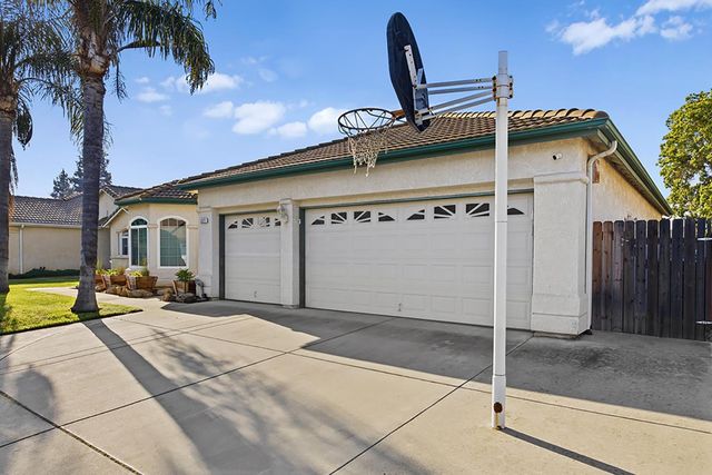 2271 E Niles Avenue, Fresno, CA 93720