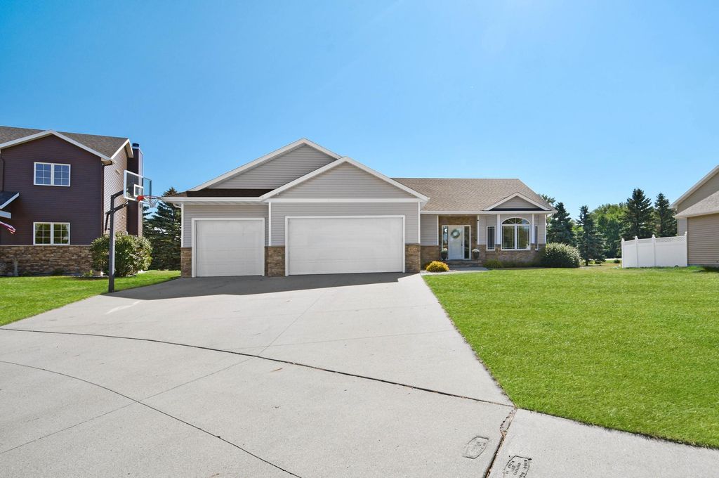 4026 39th Street S, Moorhead, MN 56560