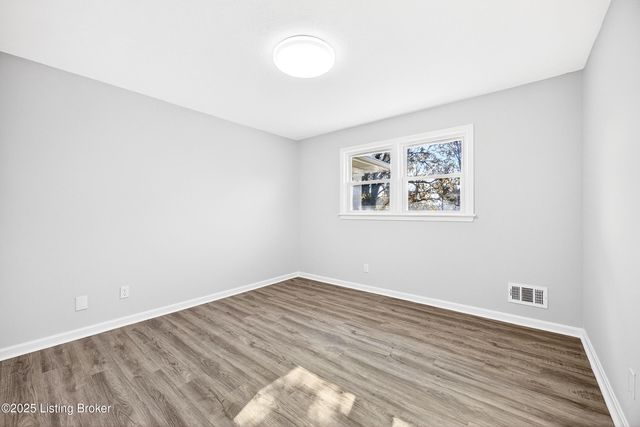 9118 Wanlou Dr, Louisville, KY 40272