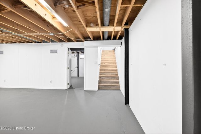 9118 Wanlou Dr, Louisville, KY 40272