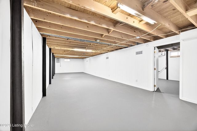 9118 Wanlou Dr, Louisville, KY 40272