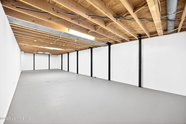 9118 Wanlou Dr, Louisville, KY 40272