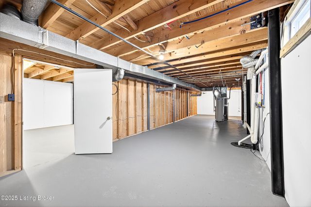 9118 Wanlou Dr, Louisville, KY 40272