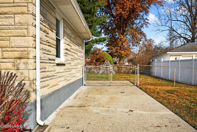 9118 Wanlou Dr, Louisville, KY 40272