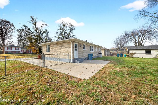 9118 Wanlou Dr, Louisville, KY 40272