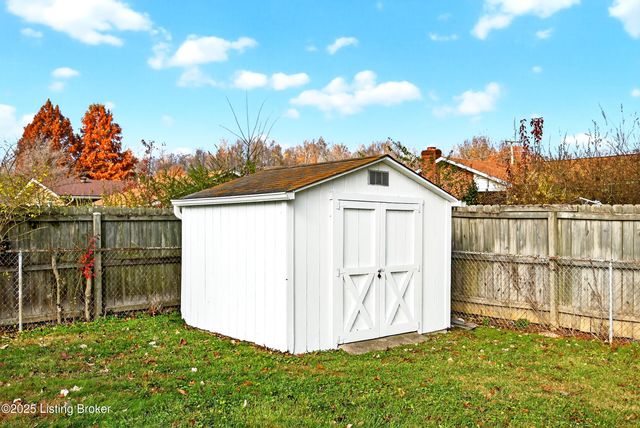 9118 Wanlou Dr, Louisville, KY 40272