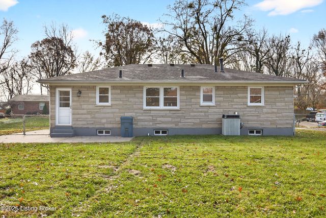 9118 Wanlou Dr, Louisville, KY 40272