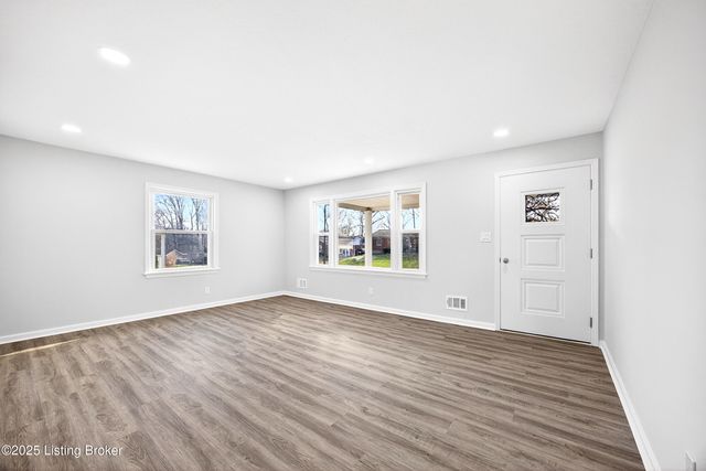 9118 Wanlou Dr, Louisville, KY 40272