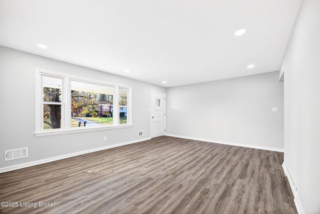 9118 Wanlou Dr, Louisville, KY 40272