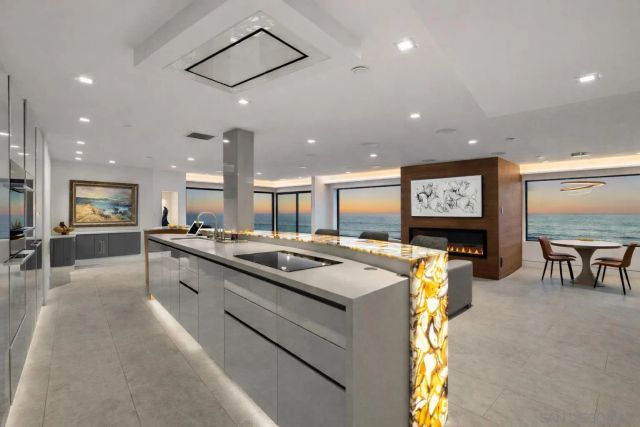 100 S Coast Blvd 104, La Jolla, CA 92037