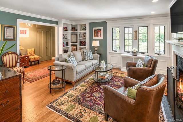 17 Beechtree Lane 2E, Bronxville, NY 10708