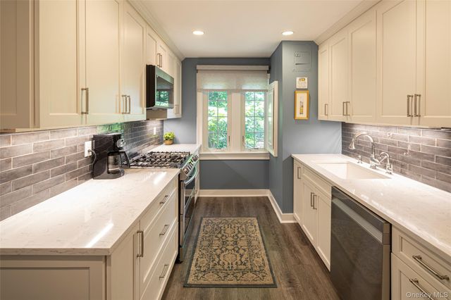 17 Beechtree Lane 2E, Bronxville, NY 10708