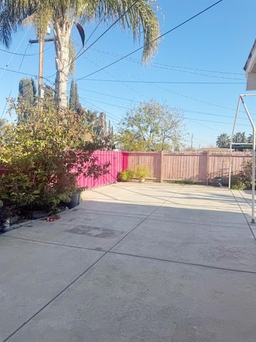 226 7th St, Los Banos, CA 92625