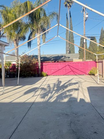 226 7th St, Los Banos, CA 92625