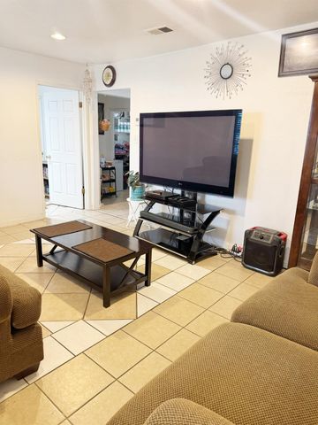 226 7th St, Los Banos, CA 92625