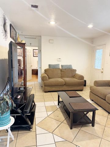 226 7th St, Los Banos, CA 92625