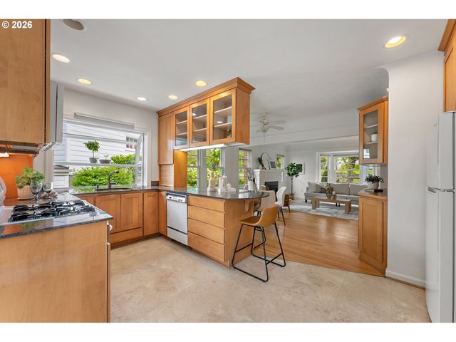 7748 Sw BURLINGAME Ave, Portland, OR 97219