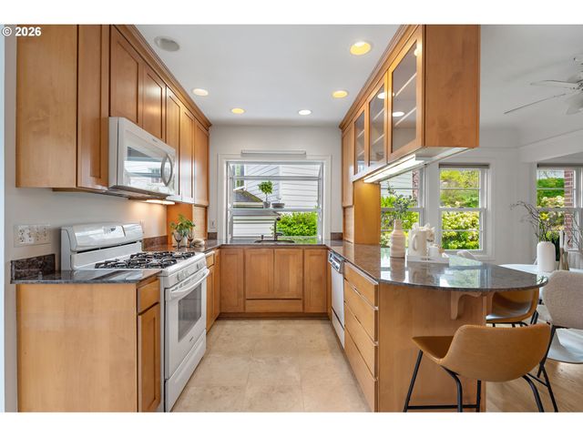 7748 Sw BURLINGAME Ave, Portland, OR 97219