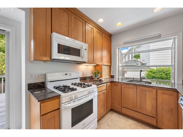 7748 Sw BURLINGAME Ave, Portland, OR 97219