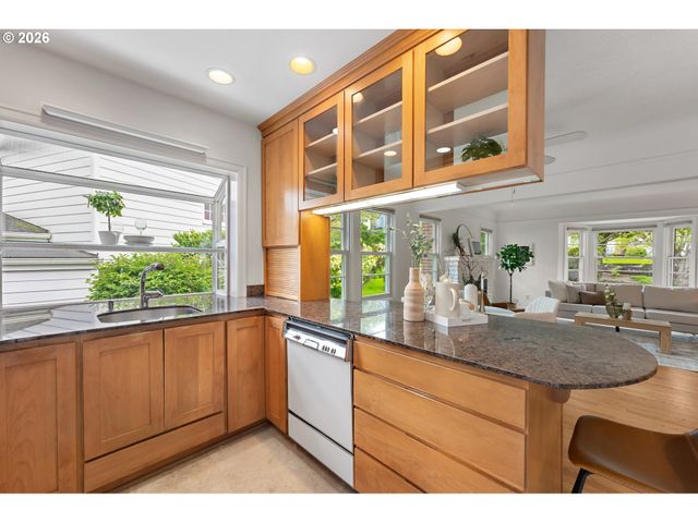 7748 Sw BURLINGAME Ave, Portland, OR 97219