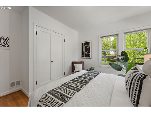 7748 Sw BURLINGAME Ave, Portland, OR 97219