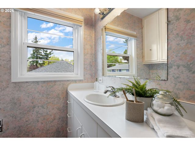 7748 Sw BURLINGAME Ave, Portland, OR 97219