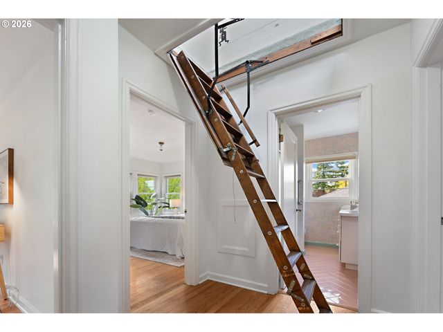 7748 Sw BURLINGAME Ave, Portland, OR 97219