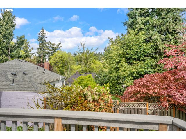 7748 Sw BURLINGAME Ave, Portland, OR 97219