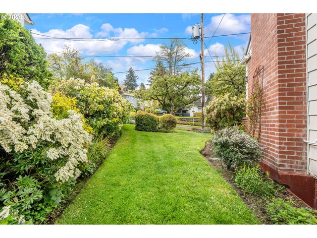 7748 Sw BURLINGAME Ave, Portland, OR 97219