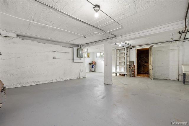 5815 Chicago Road, Warren, MI 48092