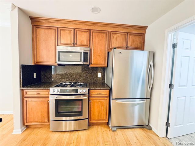 8055 Springdale Drive, White Lake, MI 48386