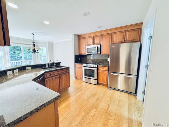 8055 Springdale Drive, White Lake, MI 48386