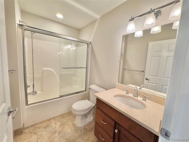 8055 Springdale Drive, White Lake, MI 48386